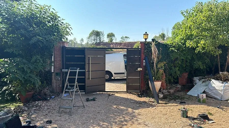 Cerrajería Y Estructuras Metálicas Triana instalación de puerta